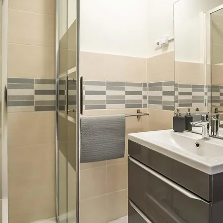 Le Bicolore ~ Rue Calme ~ Centre-ville Apartment